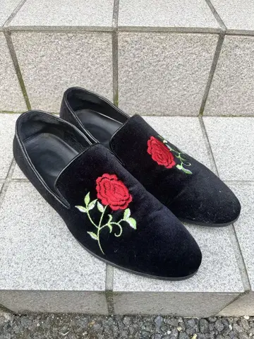 장미 자수 블랙 슬립온