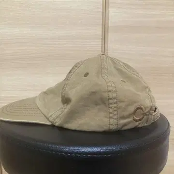 베이지 캡 C 자수 부착