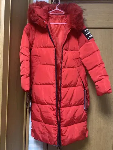 빨간색 후드 부착 롱 다운 자켓