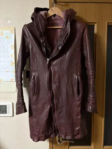 백러쉬 가죽 롱 코트 후드 부착 보르도 색상은 귀하다구