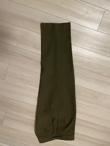 올리브 그린 슬랙스