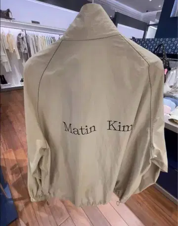 MATIN KIM 로고 코팅 점퍼 베이지