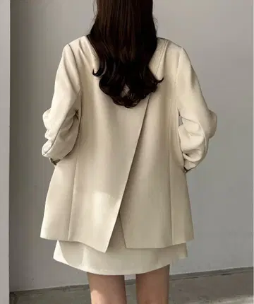 [ 새상품급 ] louere 백 슬릿 테일러드 자켓