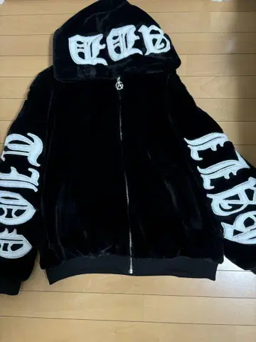 후드 부착 블랙 퍼 자켓