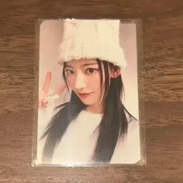 lesserafim London listening party