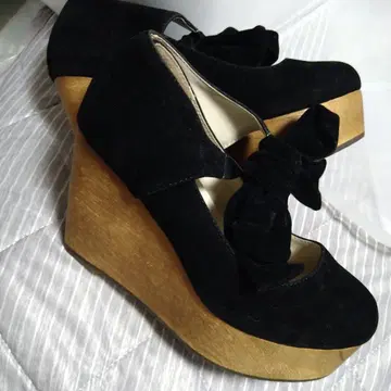 블랙 스웨이드 웨지힐 펌프스 리본 포함