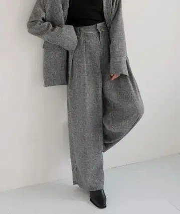 새상품 LIAN 같은 형태 썸머 트위드 턱 팬츠 그레이