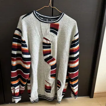 유니크 컷 아웃 디자인 니트 스웨터