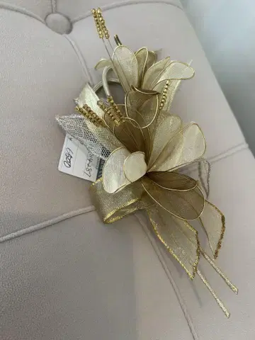 골드 꽃 모티브 브로치