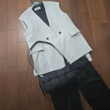 YAMADAYA 화이트 더블 버튼 슬리브리스 베스트