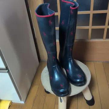 어두운 네이비와 빨간색 로고 자수 장화