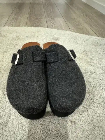 울 클로그 샌들 다크 그레이 버클 포함