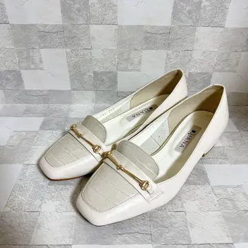 새상품급 DIANA 악어 엠보싱 비트 로퍼 21.5cm 화이트