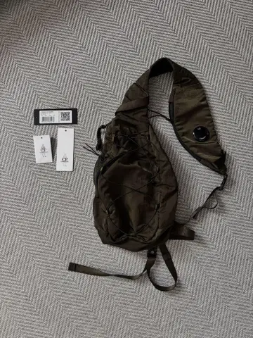 CP COMPANY 숄더백 올리브 그린 케이스케 씨 착용