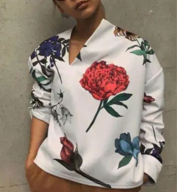 AMERI 아만다 슬릿 넥 탑 네이비