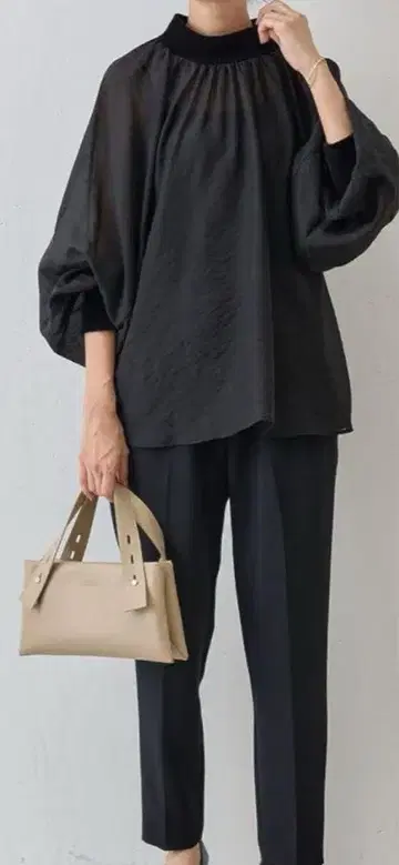 벌룬 슬리브 블랙 셔츠