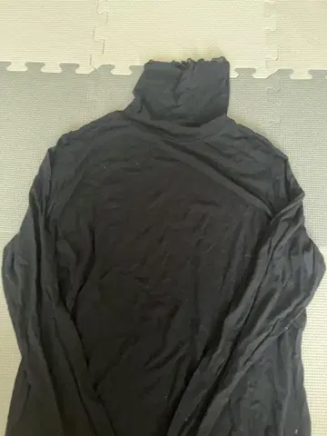 블랙 터틀넥 긴팔 상의