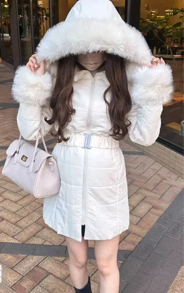 퍼 달린 화이트 다운 자켓