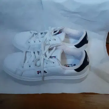 FILA 스니커즈 24cm 3회 정도 사용했습니다.