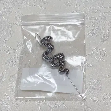 gibous snake Ear hook 뱀 귀걸이 [ Right ]