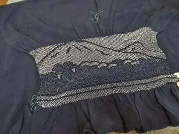 산과 파도 무늬의 네이비 컬러 헤코 오비
