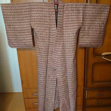 빨간색과 녹색의 기하학 패턴 유카타