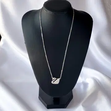 스와로브스키 iconic swan 펜던트 실버 컬러