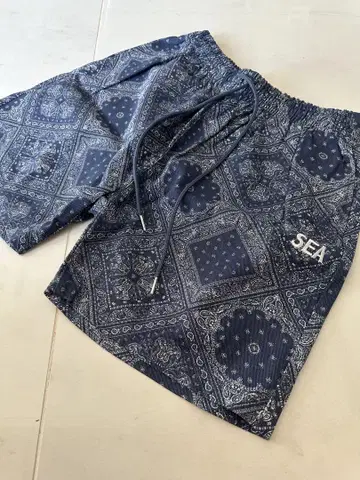 미사용 wind and sea 페이즐리 숏팬츠