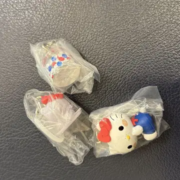 몬치치 x 헬로키티 메지루시 액세서리 가챠가챠 3종