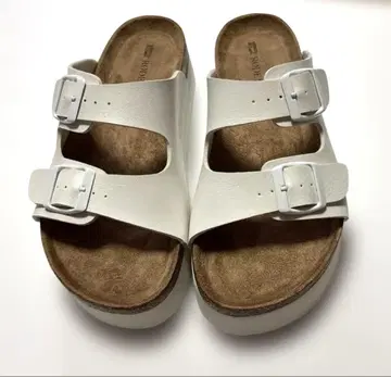 [새상품급] 어반 리서치 로데스코 통굽 2 스트랩 샌들 화이트 24cm