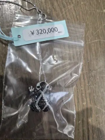 개구리 모티브 목걸이 블랙과 실버