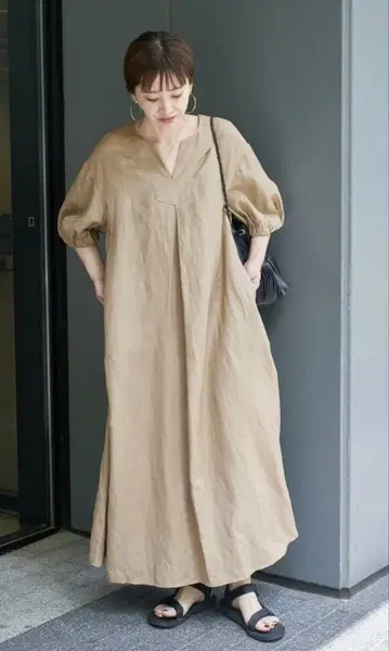 베이직 재고 베이지 V넥 반팔 롱 원피스