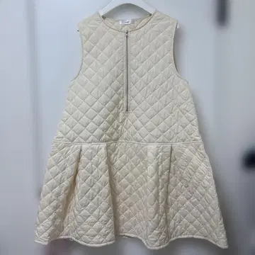 아이보리 퀼팅 슬리브리스 원피스
