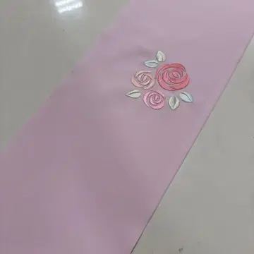 연한 핑크 장미 자수 장식용 깃
