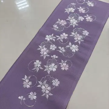 보라색 꽃무늬 자수 장식용 깃
