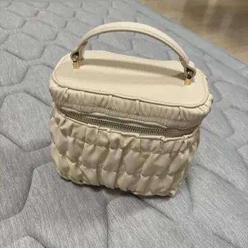 크림색 퀼팅 숄더백