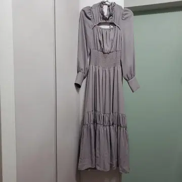 그레이 긴팔 맥시 원피스 프릴 포함