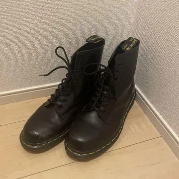 Dr. Martens 8홀 부츠