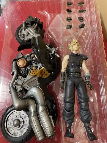 FF7 리메이크 플레이아츠 클라우드 스트라이프 & 하디=데이토나
