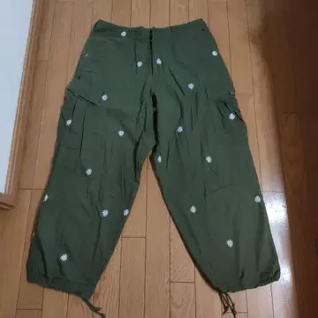 올리브 그린 꽃무늬 자수 카고 팬츠