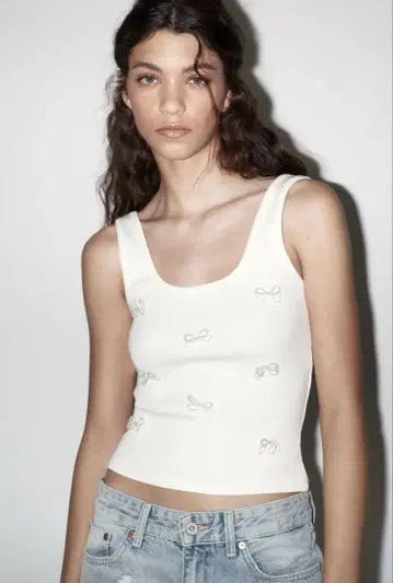 ZARA 완판템 큐빅 & 모조 진주 리본 포함 T셔츠 M