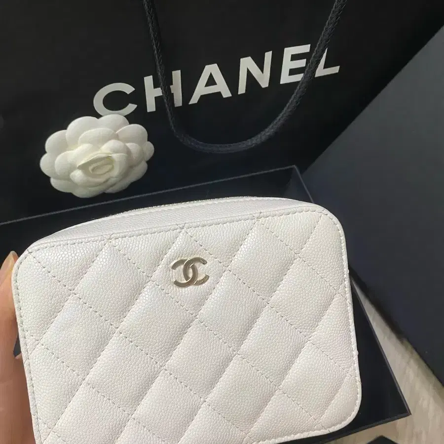 샤넬 클래식 캐비어 카메라백 화이트골드