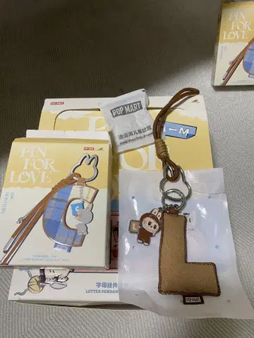 러브브 매장 한정판 키링 PINFORLOVE 알파벳 L