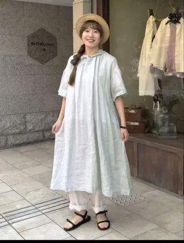 프릴이 달린 옅은 블루 그레이 색상의 린넨 롱 원피스