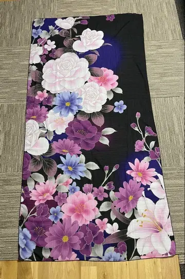 엘레강트한 블랙과 보라색 꽃무늬 스톨