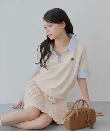 Chico 자수 장식 카라 부착 폴로 니트 니트 허리 리본 플리츠 스커트