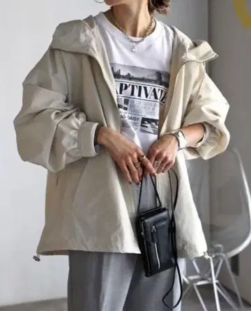 라이트 베이지 후드 부착 마운틴 파카