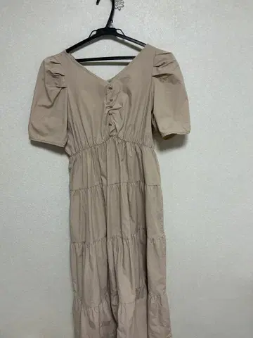 베이지 반팔 V넥 티어드 원피스