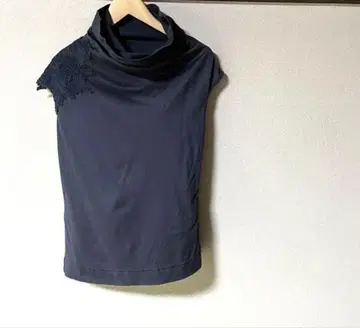 새상품 미사용 어깨 자수 레이스 포함 슬리브리스 상의