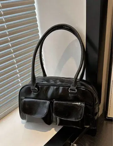 블랙 포켓 부착 숄더백